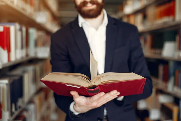 Snygg Guy-studie på biblioteket — Stockfoto