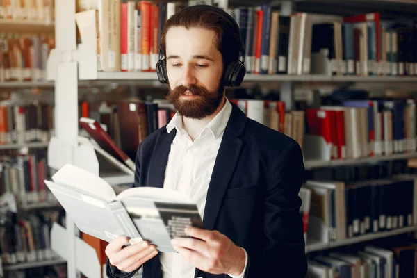 Ο όμορφος τύπος μελετά στη βιβλιοθήκη — Φωτογραφία Αρχείου
