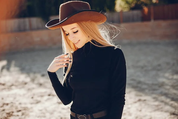 Girl in a cowboys hat on a ranch — Stock Photo, Image