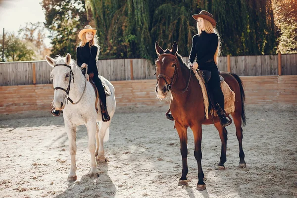 Eleganta flickor med en häst i en ranch — Stockfoto