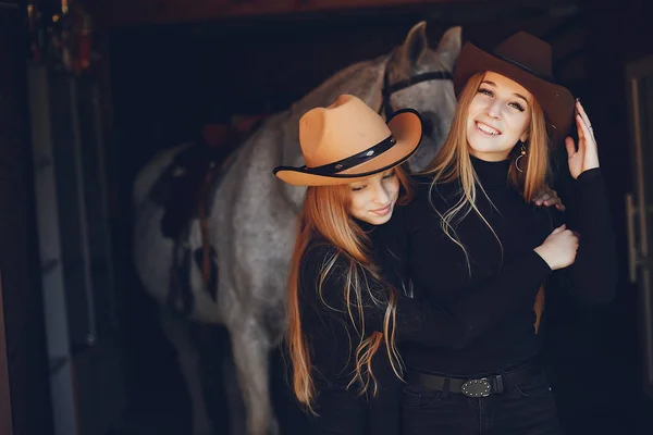 Chicas elegantes con un caballo en un rancho — Foto de Stock
