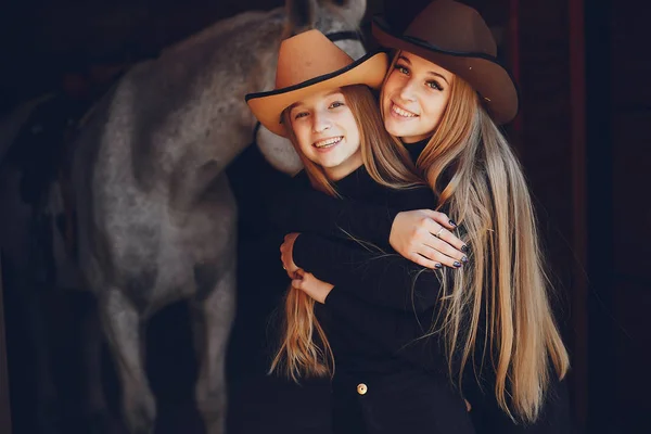 Chicas elegantes con un caballo en un rancho — Foto de Stock