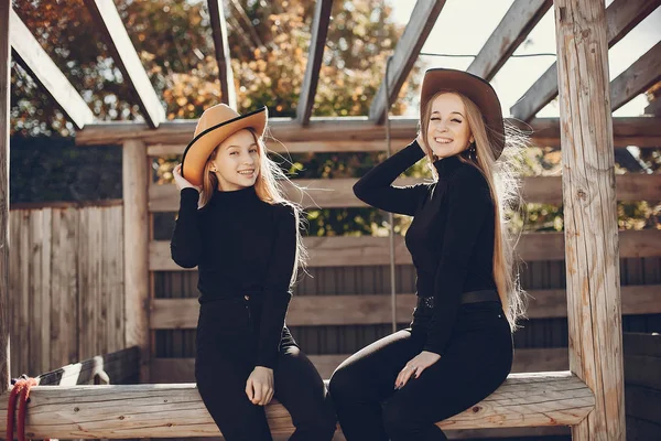 Chicas en un sombrero de vaqueros en un rancho —  Fotos de Stock