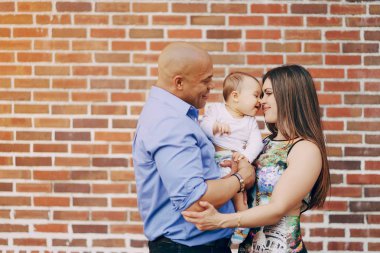 aile duvarın yanında