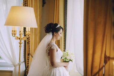 Gelin yakın pencere