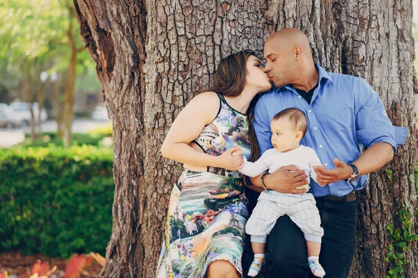 Familia en un paseo —  Fotos de Stock