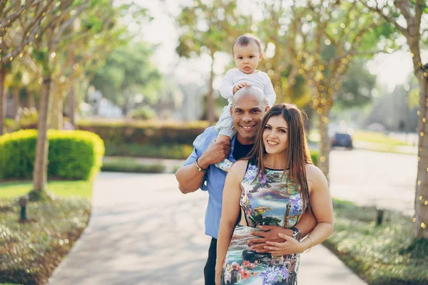 Familie op een wandeling — Stockfoto