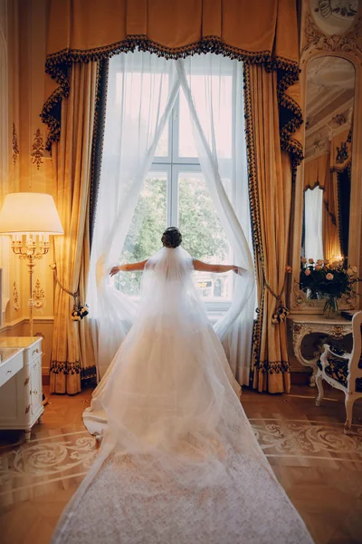 Braut in Fensternähe — Stockfoto