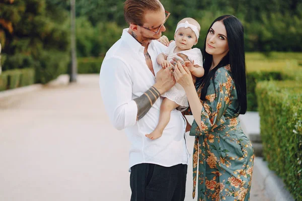 Familia en una ciudad — Foto de Stock