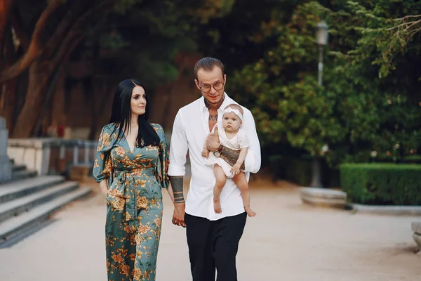 Familia en una ciudad — Foto de Stock