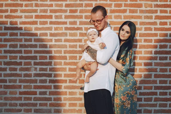 Familia en una ciudad — Foto de Stock