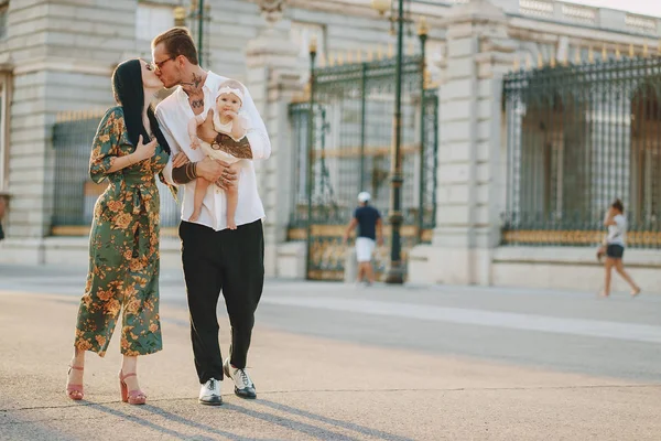 Familie in einer Stadt — Stockfoto