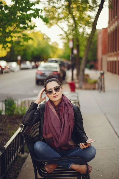 Beautiful young girl in Chicago, beautiful weather — Stock Photo, Image