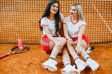 Tenis kortunda güzel ve şık kızlar