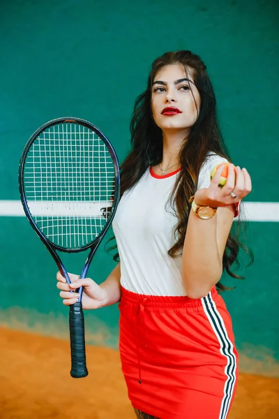 Bella ed elegante ragazza sul campo da tennis — Foto Stock