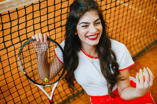Bella ed elegante ragazza sul campo da tennis — Foto Stock