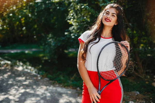 Bella ed elegante ragazza sul campo da tennis — Foto Stock