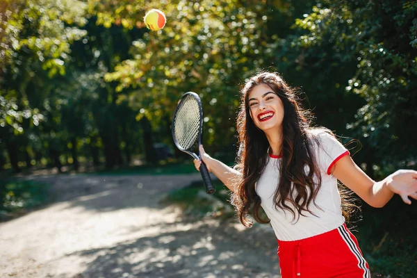 Bella ed elegante ragazza sul campo da tennis — Foto Stock