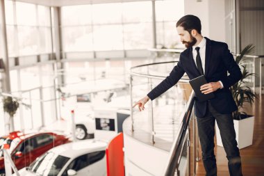 Bir araba salonunda yakışıklı ve zarif bir adam.