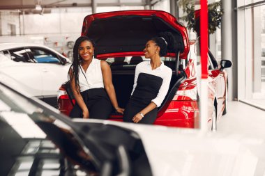 Bir araba salonunda iki şık siyah kadın