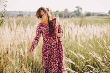 Sevimli kız bir yaz alanda yürüyüş