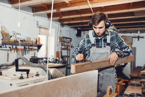 De timmerman werkt met een boom — Stockfoto