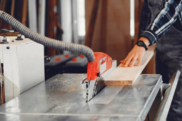 De timmerman werkt met een boom — Stockfoto