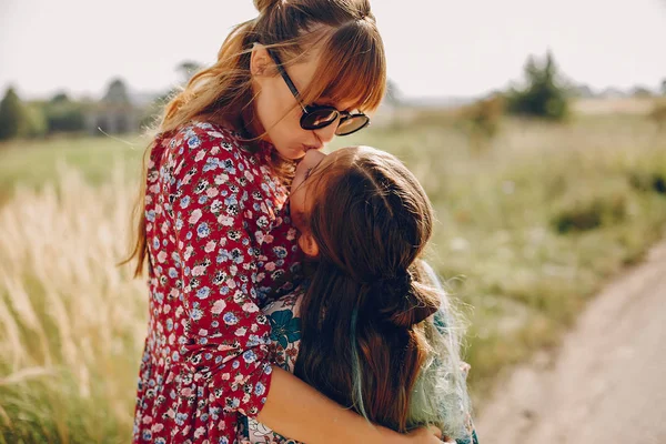 Leuke en stijlvolle familie in een zomer-veld — Stockfoto