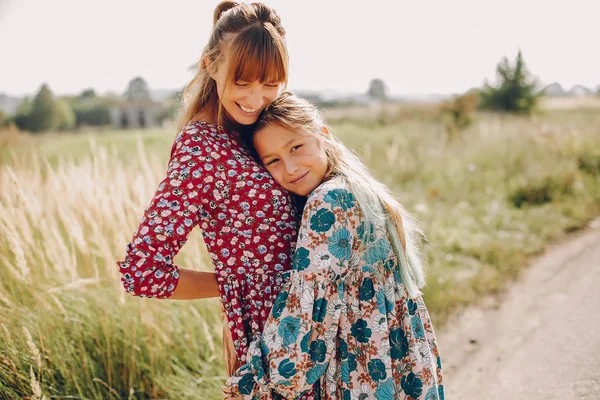 Famiglia carina ed elegante in un campo estivo — Foto Stock