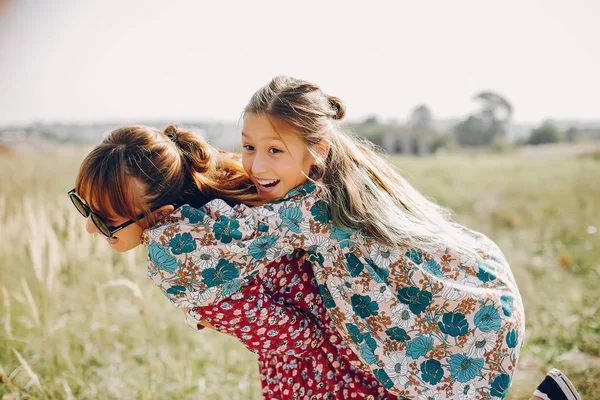 Famiglia carina ed elegante in un campo estivo — Foto Stock