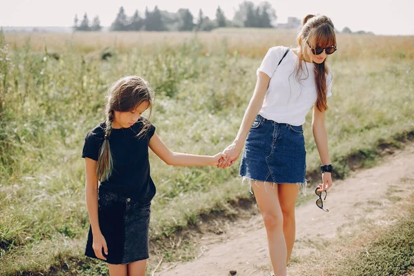 Famiglia carina ed elegante in un campo estivo — Foto Stock