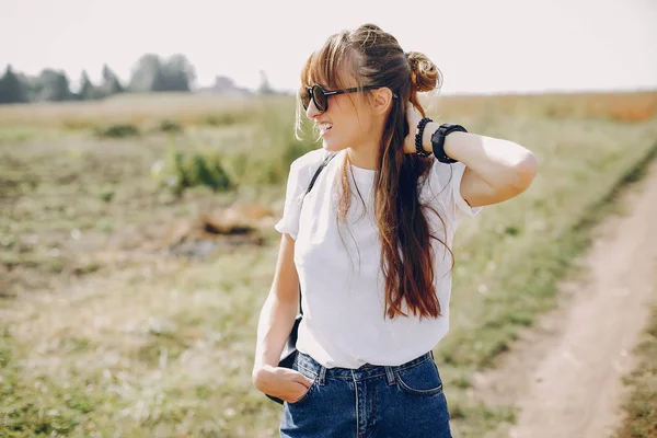 Schattig meisje lopen in een zomer-veld — Stockfoto