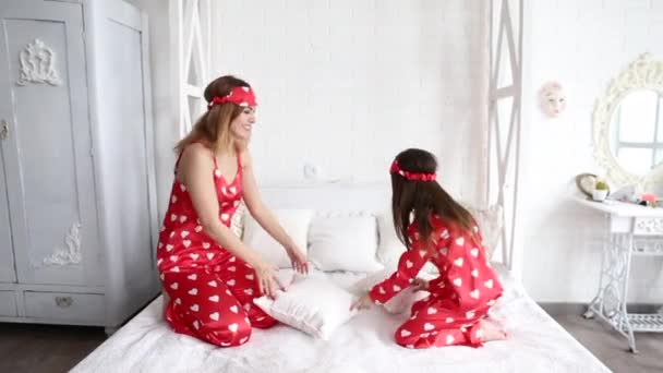 Мать и дочь дерутся на подушках — стоковое видео