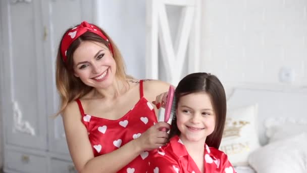 Video de madre cepillando hijas cabello — Vídeos de Stock