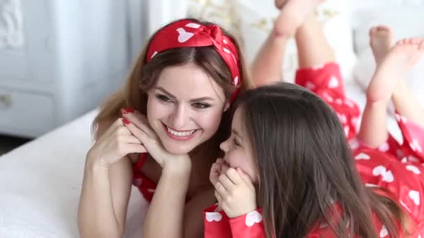 Wideo matki i córki grając w sypialni w pasujących piżamie — Wideo stockowe