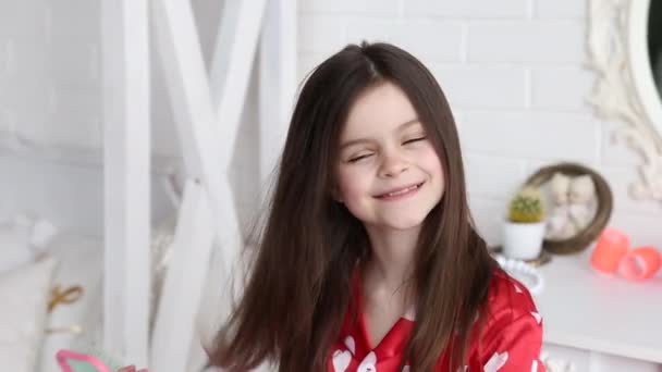 Küçük kız kendi saçlarını fırçalama video — Stok video