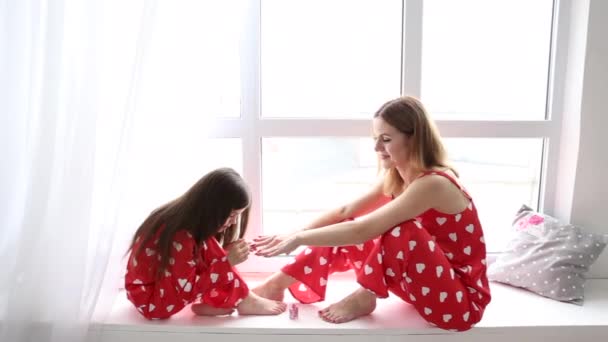 母亲和女儿互相画指甲和脚趾指甲 — 图库视频影像