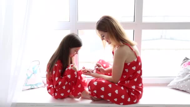 Mãe e filha pintando uns aos outros unhas e unhas dos pés — Vídeo de Stock