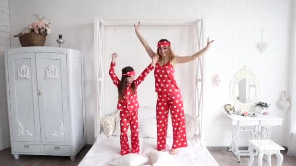 Mother and daughter having a pillow fight — Stock Video