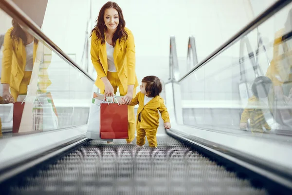 Matka i córka z torbą na zakupy — Zdjęcie stockowe