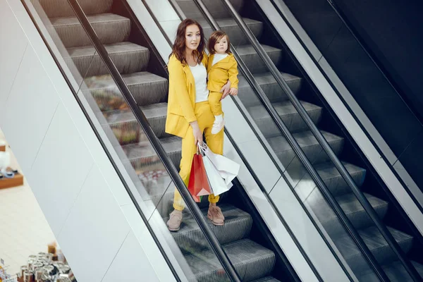 Mãe e filha com saco de compras — Fotografia de Stock