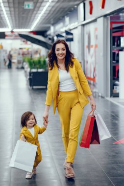 Anne ve kızı ile alışveriş çantası 