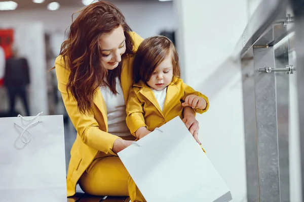 Mor och dotter med shopping väska — Stockfoto