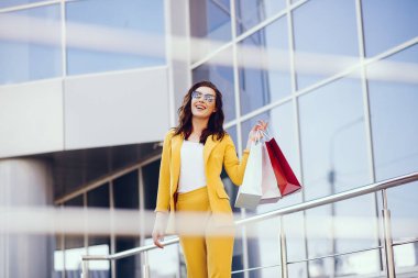 Şehirde alışveriş çantası olan tatlı bir kız.