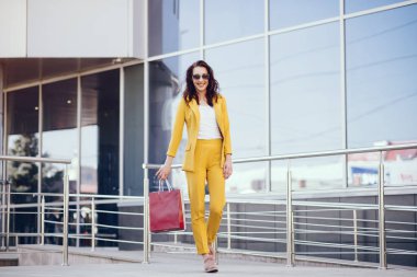 Şehirde alışveriş çantası olan tatlı bir kız.