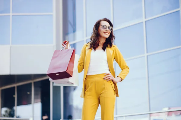 Linda chica con bolsa de compras en una ciudad — Foto de Stock