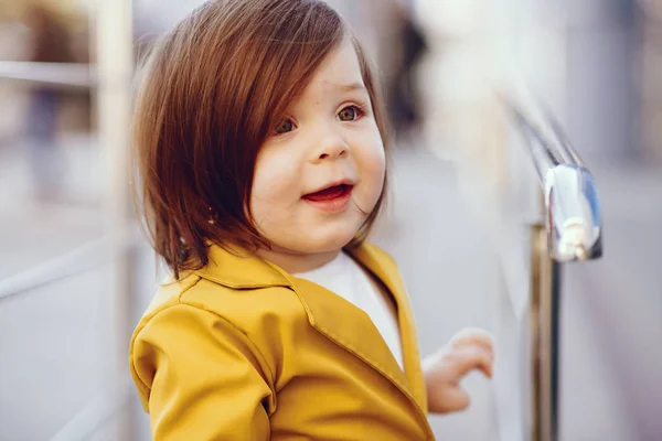 Bir şehirde alışveriş çantası ile sevimli küçük kız — Stok fotoğraf