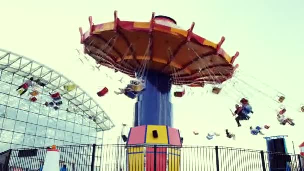 Navy Pier, Chicago Illinois, 22 de maio de 2019: vídeo de pessoas andando de baloiço em uma feira no Navy Pier em Chicago — Vídeo de Stock