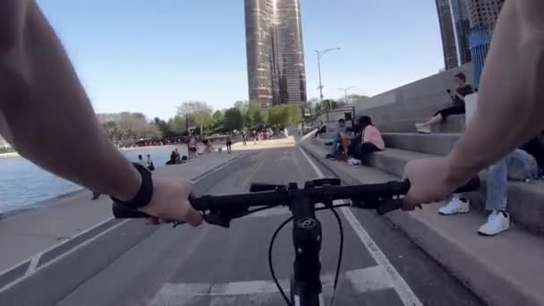 Чикаго, Иллинойс: 17 апреля 2019 года вид от парня, проезжающего по городу на велосипеде — стоковое видео