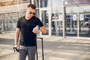 Havaalanında duran yakışıklı adam